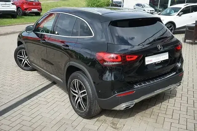 Second-hand Mercedes GLA200 Style 163 CP (119 kW) 2020 Negru SUV