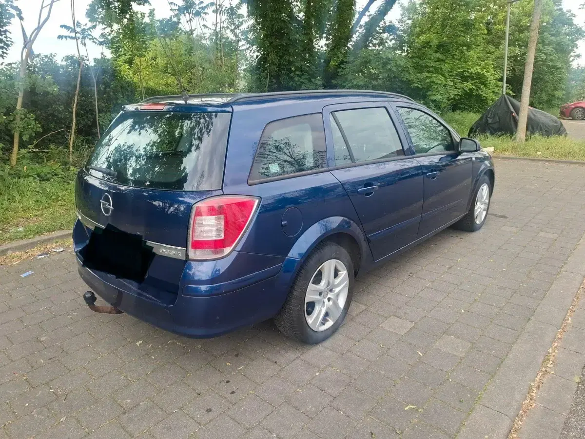 Używany Opel Astra Edition 90 KM (66 kW) 2009 Niebieski Kombi