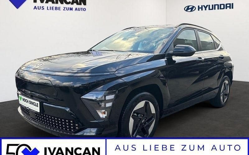 Abyss black Neu 2024 Hyundai Kona Advantage SUV | 31.490 € (Guter Preis) - Bild 1/4