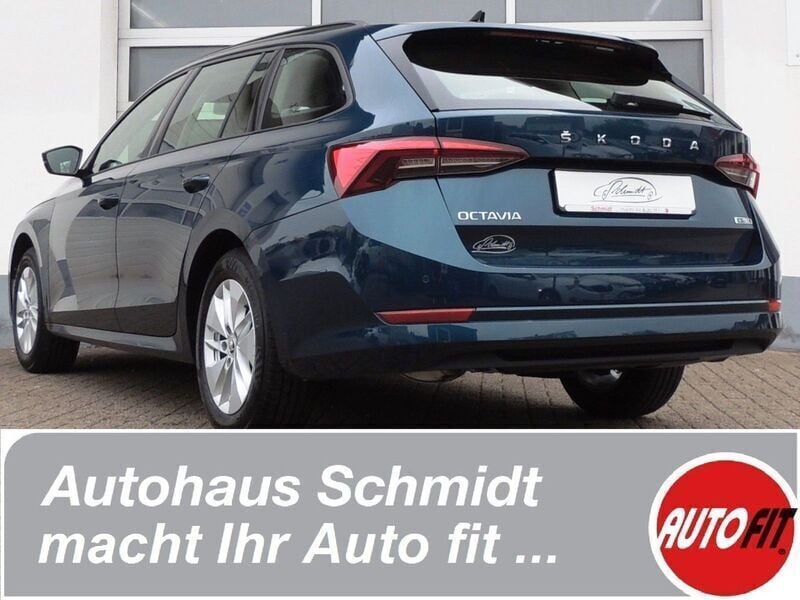 Blue metallic Gebraucht 2023 Skoda Octavia Kombi | 33.960 € - Bild 1/4