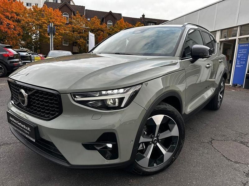Grün Gebraucht 2025 Volvo XC40 Plus SUV | 42.999 € (Etwas zu teuer) - Bild 1/4