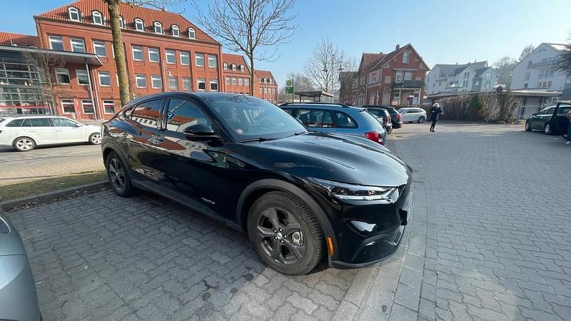 Schwarz Gebraucht 2021 Ford Mustang Mach-E Basis SUV | 25.960 € (Fairer Preis) - Bild 1/4