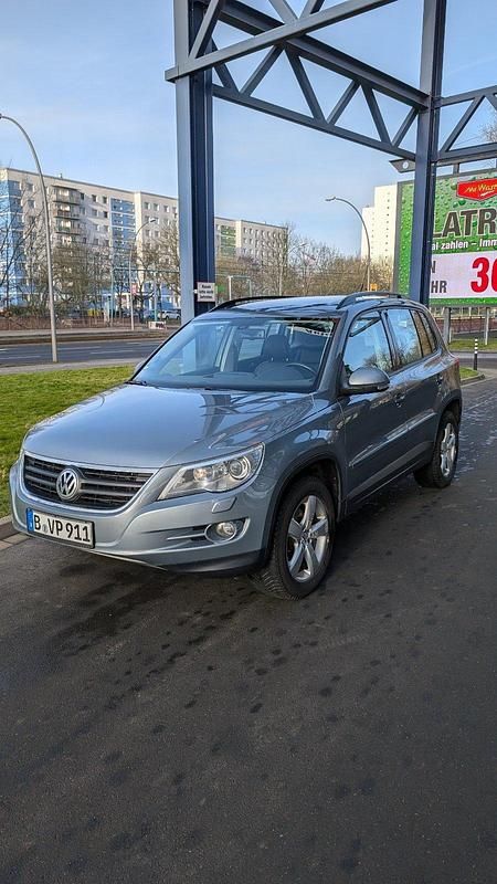 Grau Gebraucht 2007 VW Tiguan Track & Field SUV | 5.900 € - Bild 1/4