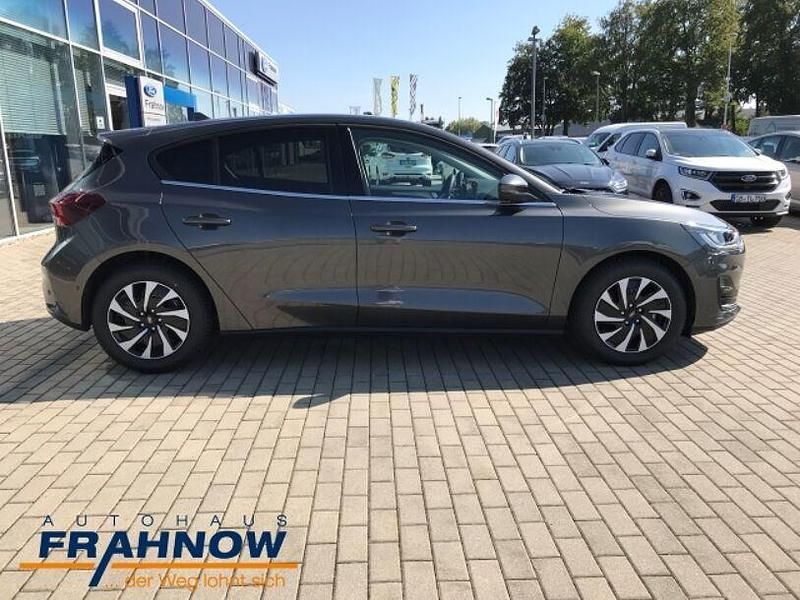 Gebraucht Ford Focus Titanium 125 PS (91 kW) 2025 Magneticgrau (metallic) (grau) Limousine