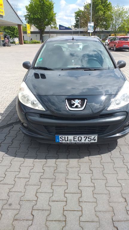 Grau Gebraucht 2011 Peugeot 206 Limousine | 3.200 € (Teuer) - Bild 1/4