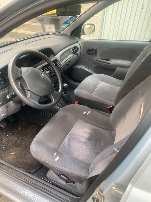 Gebraucht Renault Mégane 75 PS (55 kW) 2001 Silber Kleinwagen