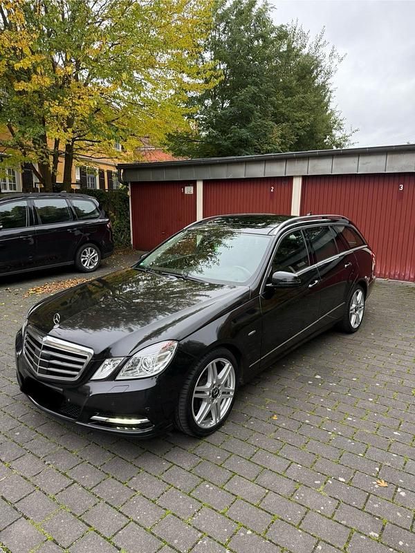 Schwarz Gebraucht 2010 Mercedes E220 Avantgarde Kombi | 5.500 € (Guter Preis) - Bild 1/4