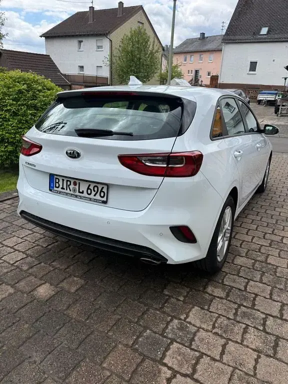Używany Kia Ceed 101 KM (74 kW) 2021 Biały Hatchback