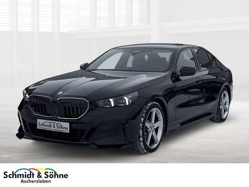 Schwarz metallic Gebraucht 2025 BMW 530e M Sport Limousine | 61.410 € (Guter Preis) - Bild 1/4