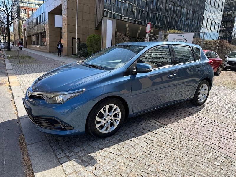 Gebraucht Toyota Auris Edition-S 111 PS (81 kW) 2017 Blau Limousine