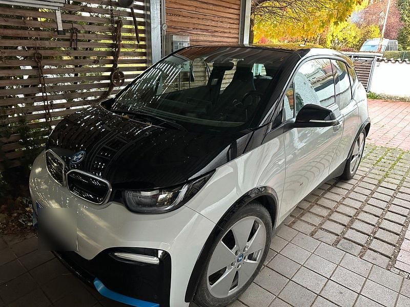 Schwarz Gebraucht 2025 BMW i3 Comfort Edition Kleinwagen | 21.800 € - Bild 1/4
