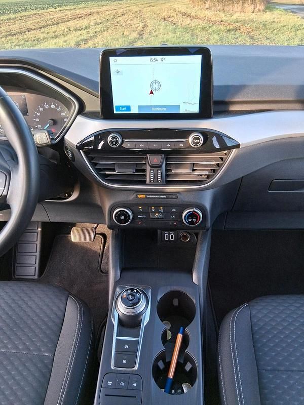 Gebraucht Ford Kuga Titanium 120 PS (88 kW) 2022 Rot SUV