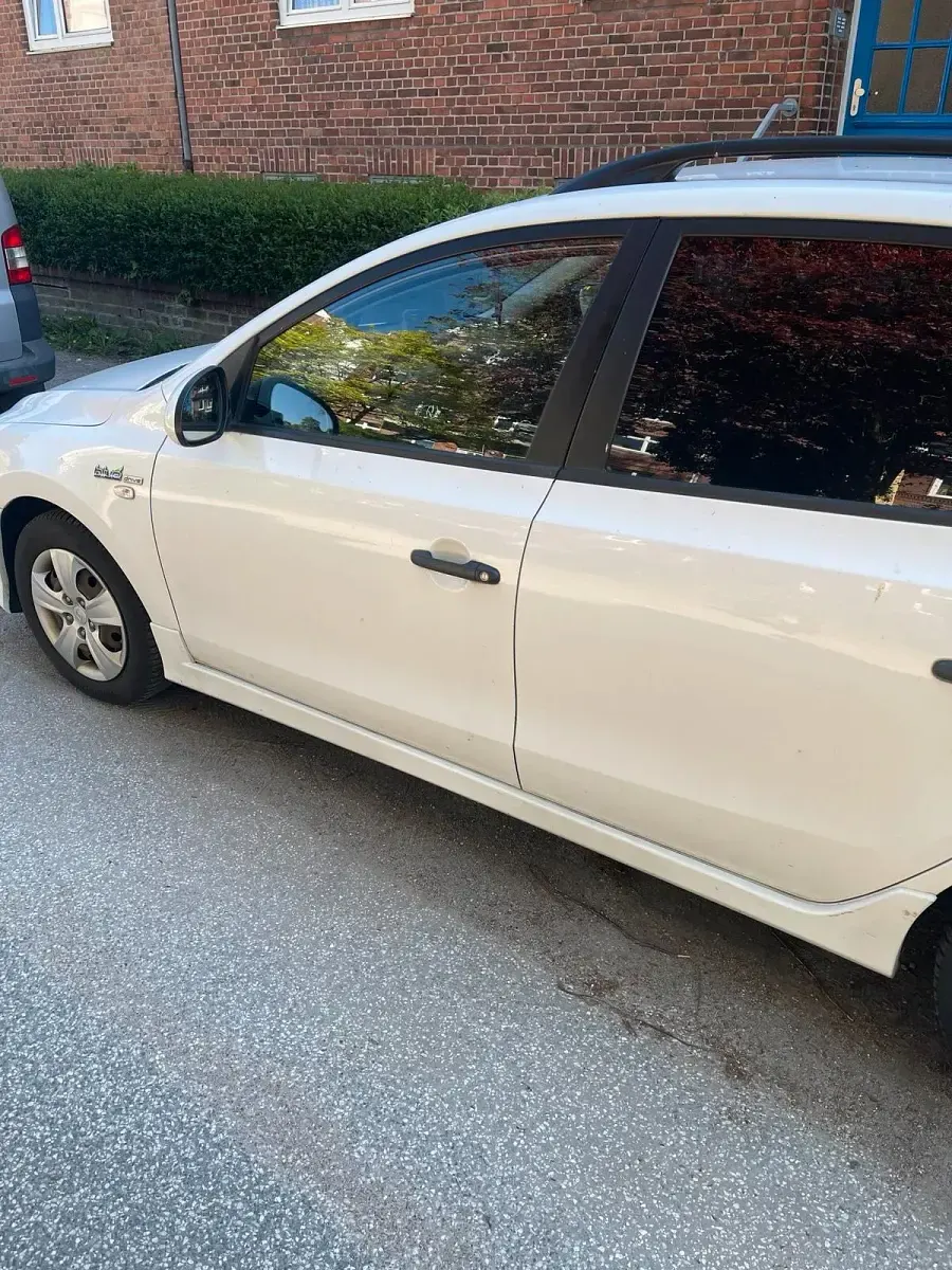 Gebraucht Hyundai i30 105 PS (77 kW) 2011 Weiß Kombi