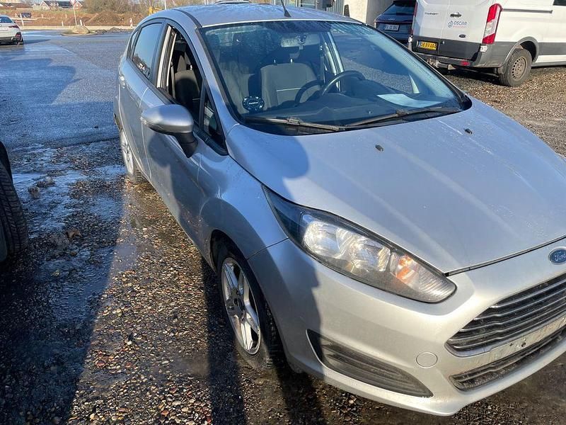 Gebraucht Ford Fiesta Trend 95 PS (69 kW) 2013 Silber Limousine