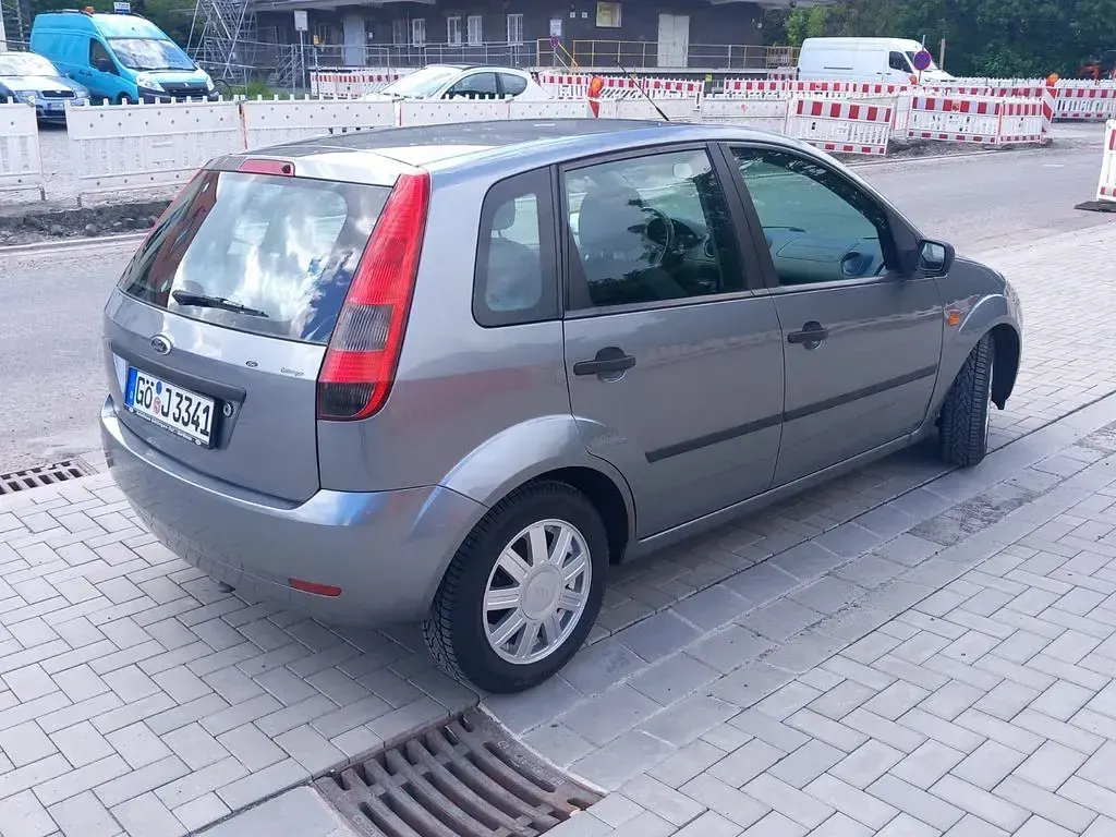 Używany Ford Fiesta Ambiente 101 KM (74 kW) 2002 Szary Hatchback