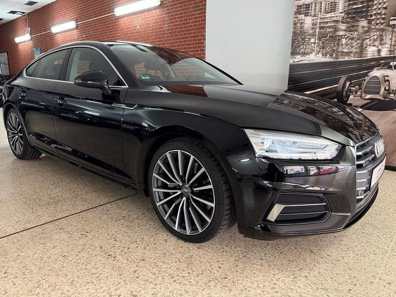 Brillantschwarz Gebraucht 2019 Audi A5 Sportback Sport Kleinwagen | 25.990 € (Superpreis) - Bild 1/4