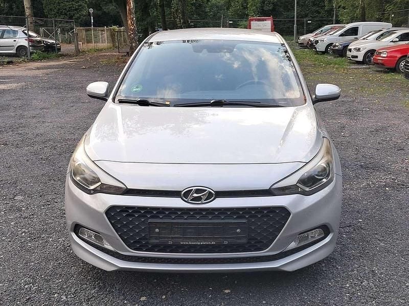 Sleek silver / met Gebraucht 2015 Hyundai i20 Intro Edition Limousine | 6.900 € (Guter Preis) - Bild 1/4