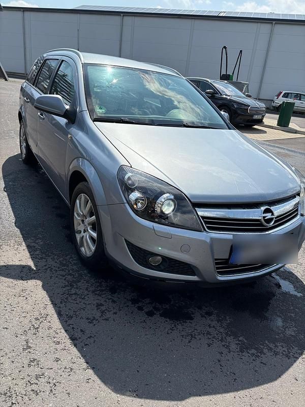 Silber Gebraucht 2010 Opel Astra Kombi | 2.000 € (Guter Preis) - Bild 1/4