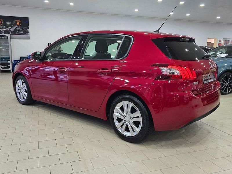 Gebraucht Peugeot 308 Active 125 PS (91 kW) 2014 Rot Limousine