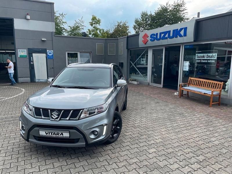 Grau Gebraucht 2017 Suzuki Vitara SUV | 15.498 € (Fairer Preis) - Bild 1/4