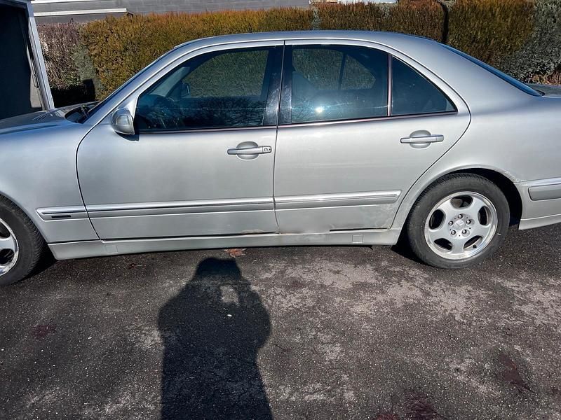 Gebraucht Mercedes E220 143 PS (105 kW) 2000 Silber Limousine