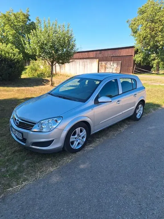 Gebraucht Opel Astra Innovation 90 PS (66 kW) 2009 Silber Limousine
