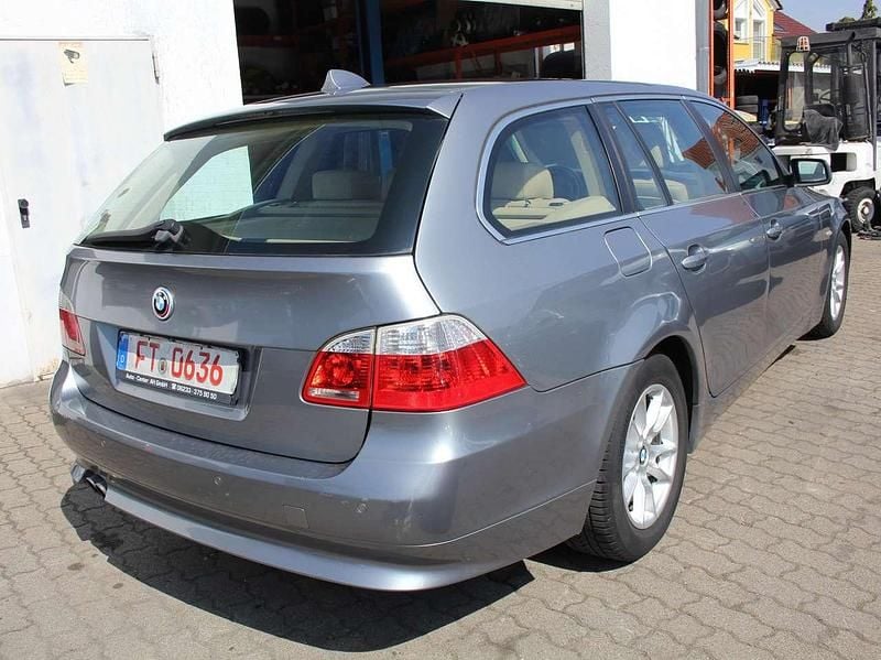 Gebraucht BMW 530 231 PS (169 kW) 2006 Silbergrau metallic Kombi