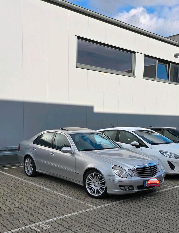 Silber Gebraucht 2009 Mercedes E320 Avantgarde Limousine | 11.500 € - Bild 1/4