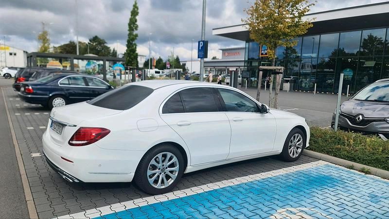 Weiß Gebraucht 2017 Mercedes E220 Limousine | 19.999 € (Superpreis) - Bild 1/4