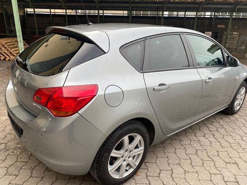 Gebraucht Opel Astra Design Edition 140 PS (102 kW) 2011 Grau Limousine