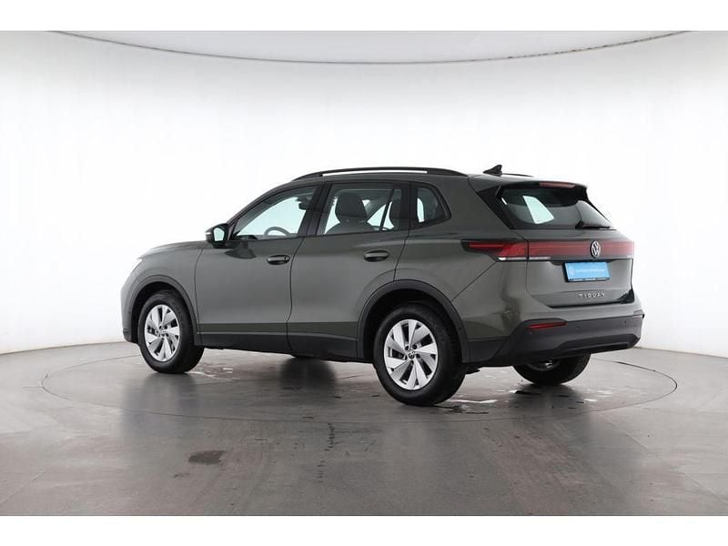 Gebraucht VW Tiguan 131 PS (96 kW) 2025 Cipressinogrün (metallic) SUV
