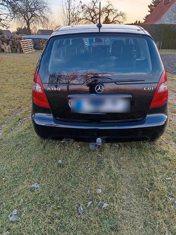 Käytetty Mercedes 180 2011 Musta Sedan