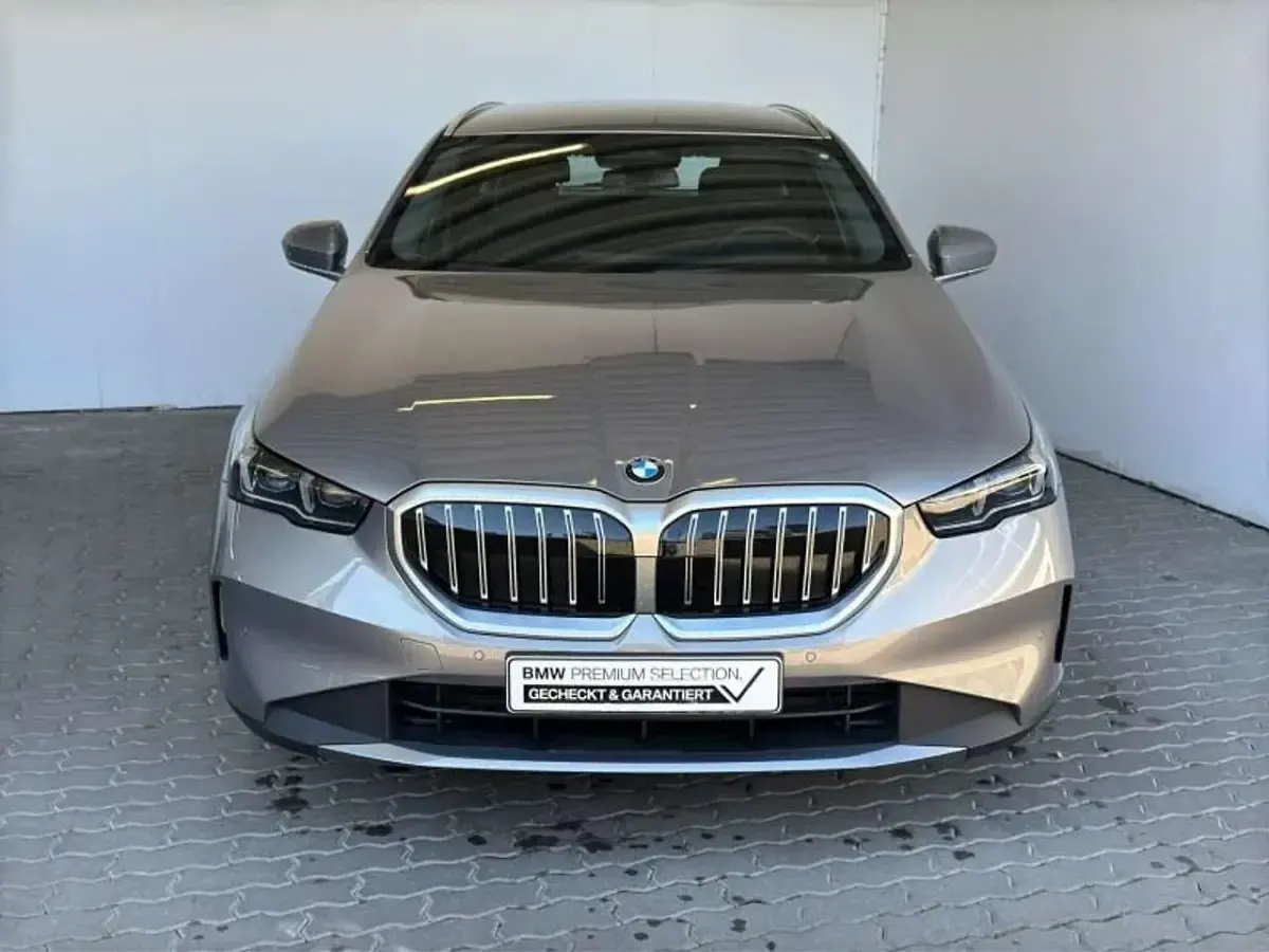Gebraucht BMW 520 197 PS (144 kW) 2025 Oxidgrau metallic Kombi
