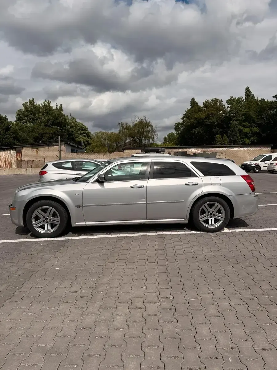 Usado Chrysler 300C 250 CV (183 kW) 2005 Plateado Familiar