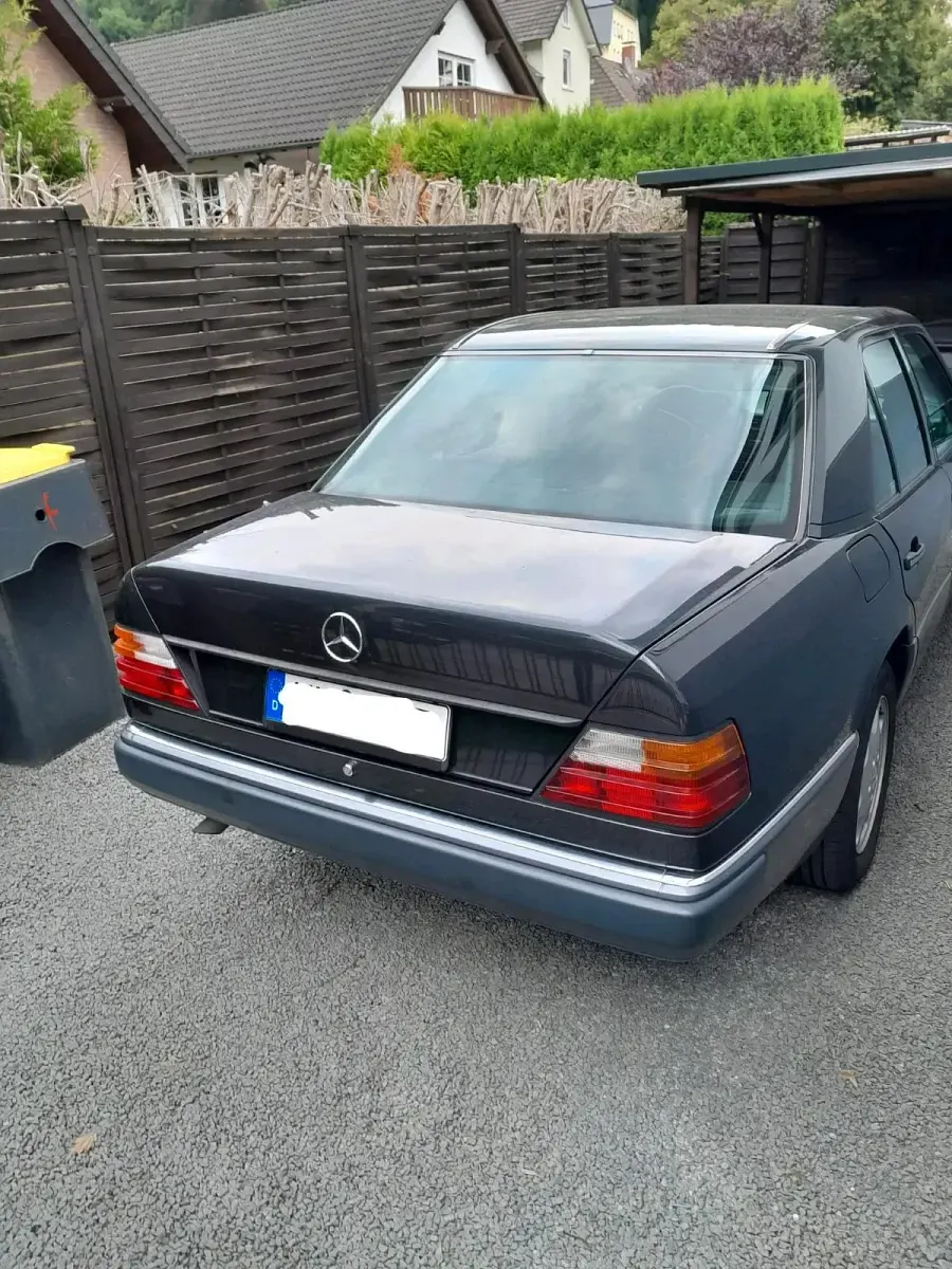 Brugt Mercedes E220 150 HK (110 kW) 1992 Sort Sedan