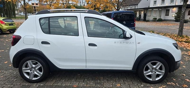 Gebraucht Dacia Sandero Prestige 90 PS (66 kW) 2014 Weiß Kleinwagen