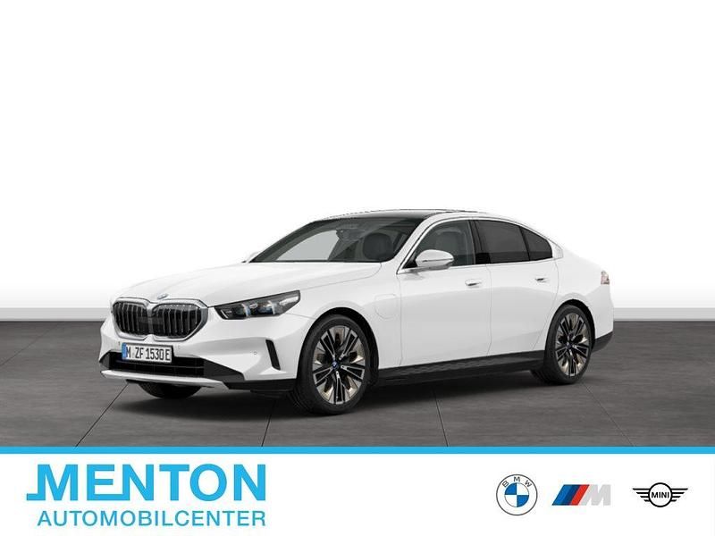 Weiß Gebraucht 2024 BMW 550e Limousine | 72.386 € (Guter Preis) - Bild 1/3