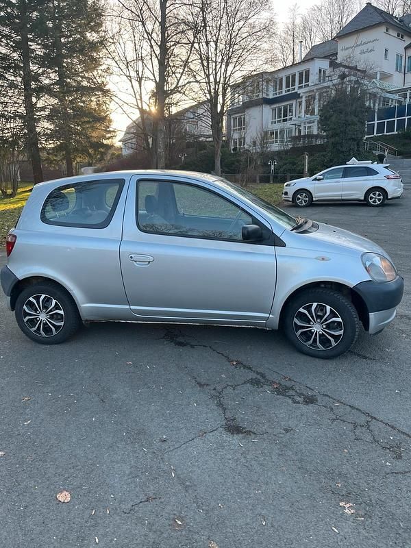 Gebraucht Toyota Yaris 68 PS (50 kW) 2000 Silber Kleinwagen