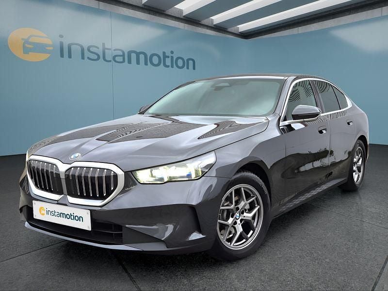 Grau Gebraucht 2025 BMW 520 Limousine | 44.749 € - Bild 1/4