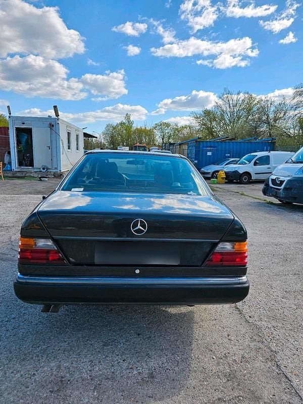 Second-hand Mercedes E300 220 CP (161 kW) 1992 Negru Coupe