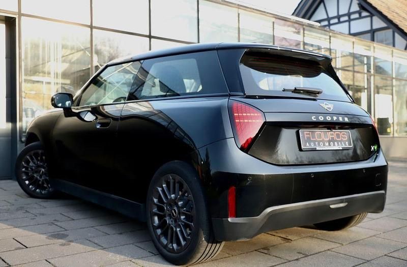 Gebraucht Mini Cooper Essential 189 kW (258 PS) 2024 Schwarz Kleinwagen