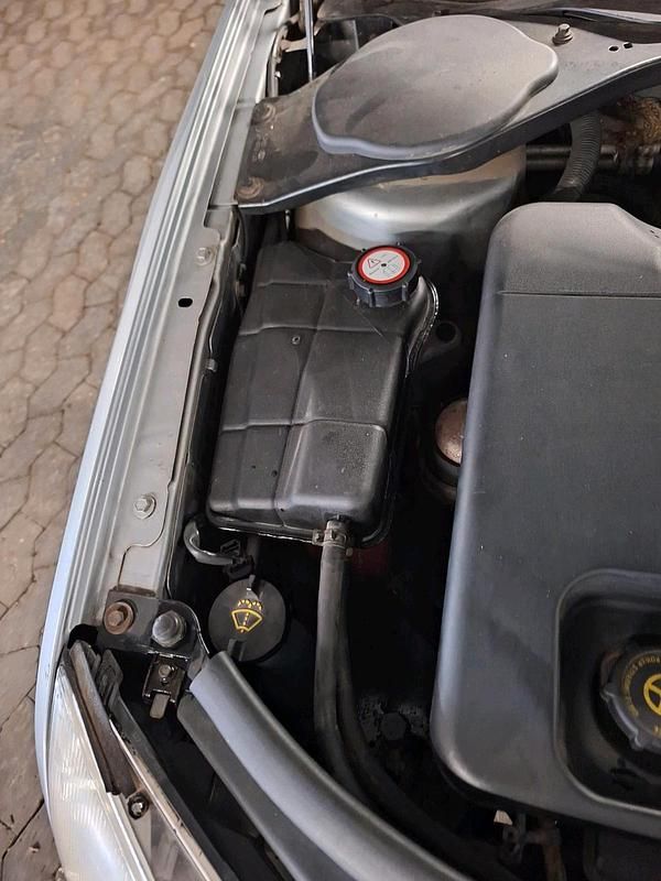 Silber Gebraucht 2003 Ford Mondeo Kombi | 2.000 € - Bild 1/4