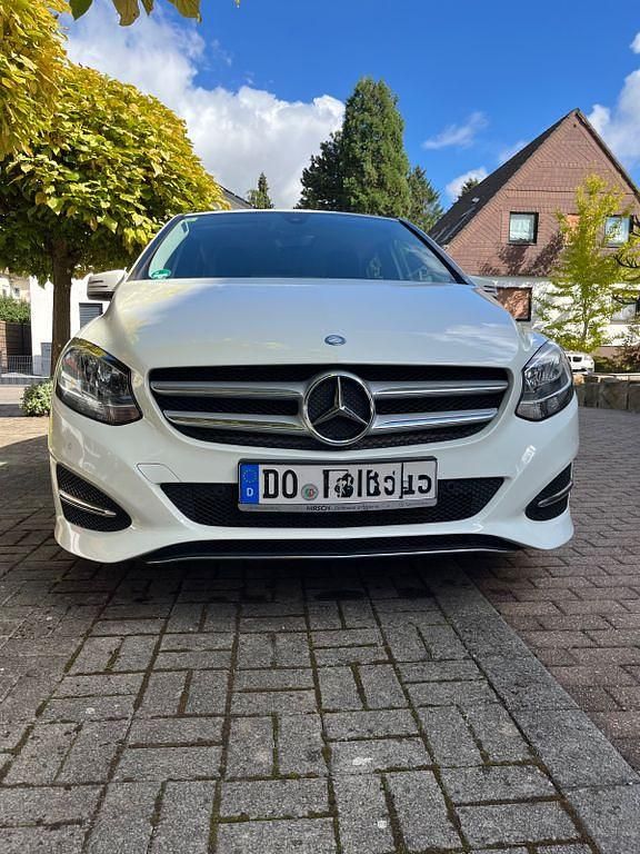 Weiß Gebraucht 2016 Mercedes B180 Van / Kleinbus | 10.800 € (Guter Preis) - Bild 1/4