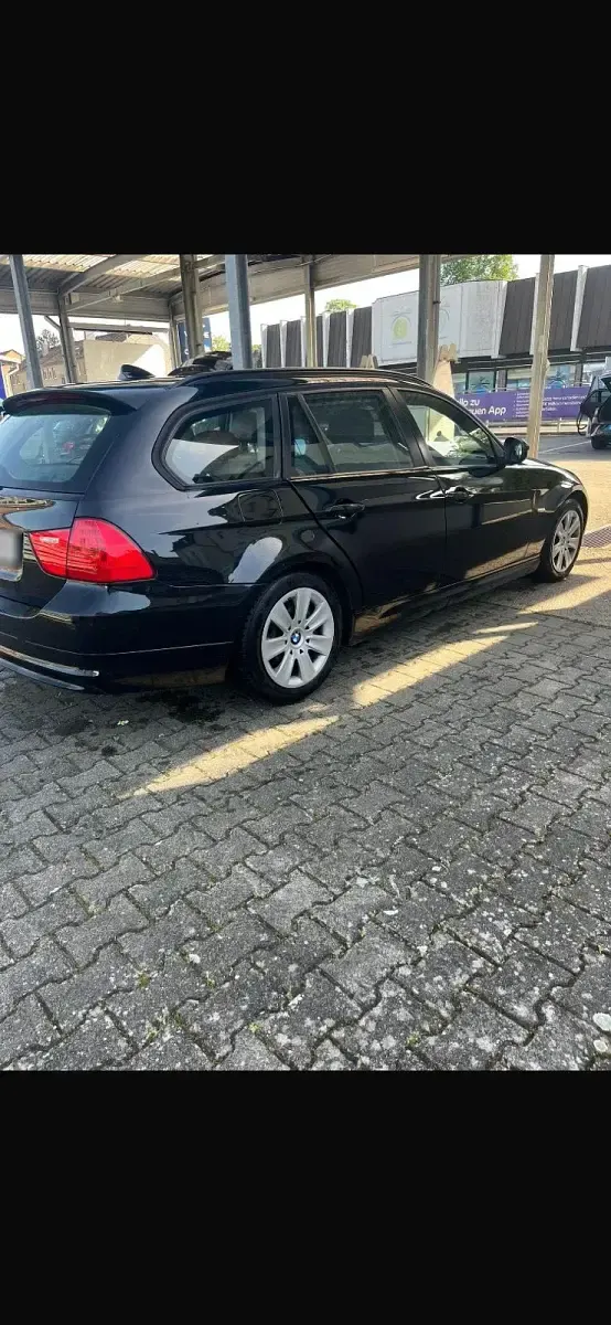 Gebraucht BMW 318 143 PS (105 kW) 2011 Schwarz Kombi