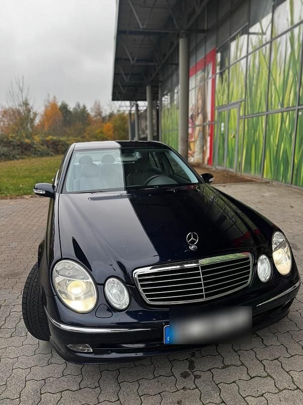Blau Gebraucht 2003 Mercedes E220 Limousine | 5.300 € - Bild 1/4