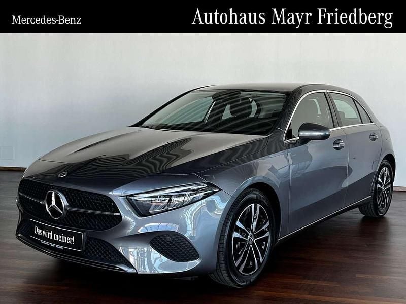 Grau Gebraucht 2025 Mercedes A200 Advanced Limousine | 31.488 € (Fairer Preis) - Bild 1/4