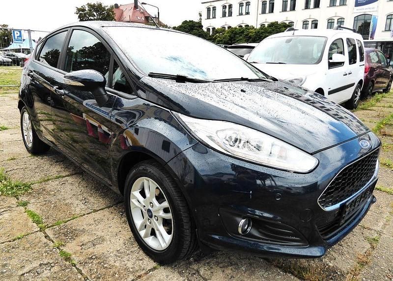 Blau Gebraucht 2016 Ford Fiesta Celebration Kleinwagen | 5.850 € (Fairer Preis) - Bild 1/4
