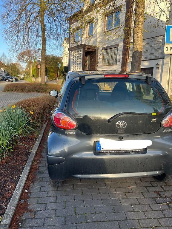 Gebraucht Toyota Aygo 68 PS (50 kW) 2012 Grau Kleinwagen