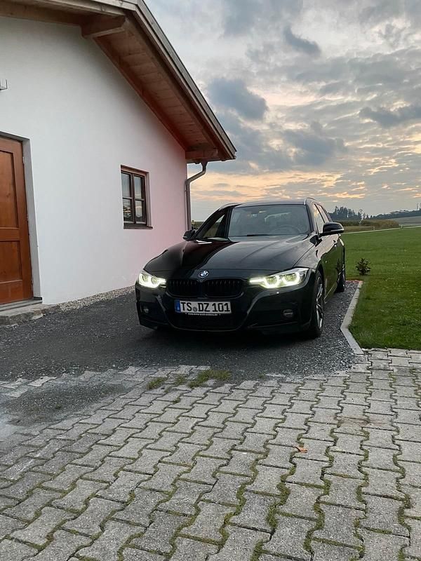 Schwarz Gebraucht 2019 BMW 320 M Sport Kombi | 16.850 € (Superpreis) - Bild 1/4