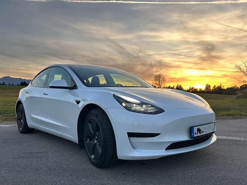 Weiß Gebraucht 2022 Tesla Model 3 RWD Limousine | 24.500 € (Guter Preis) - Bild 1/4